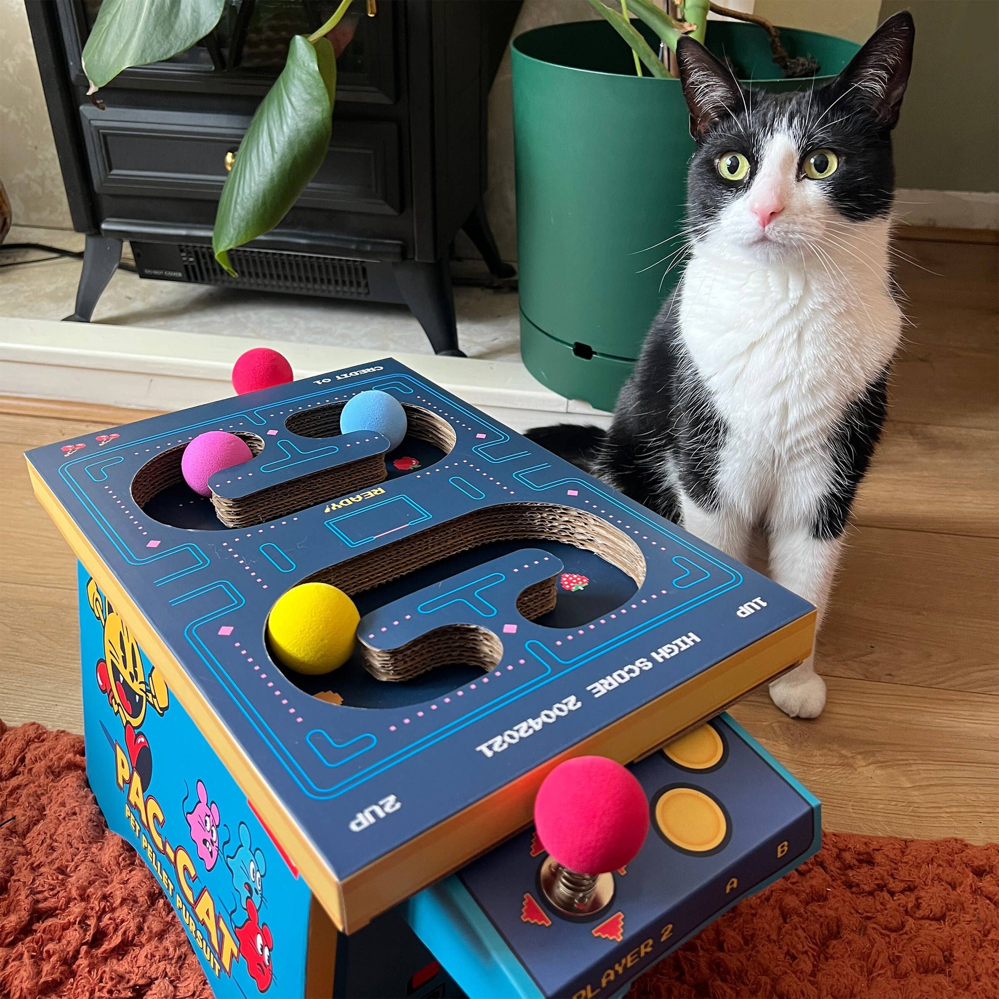 SUCK UK Ltd - USA - Cat Toy Arcade - Cardboard PacMan inspired arcade machine