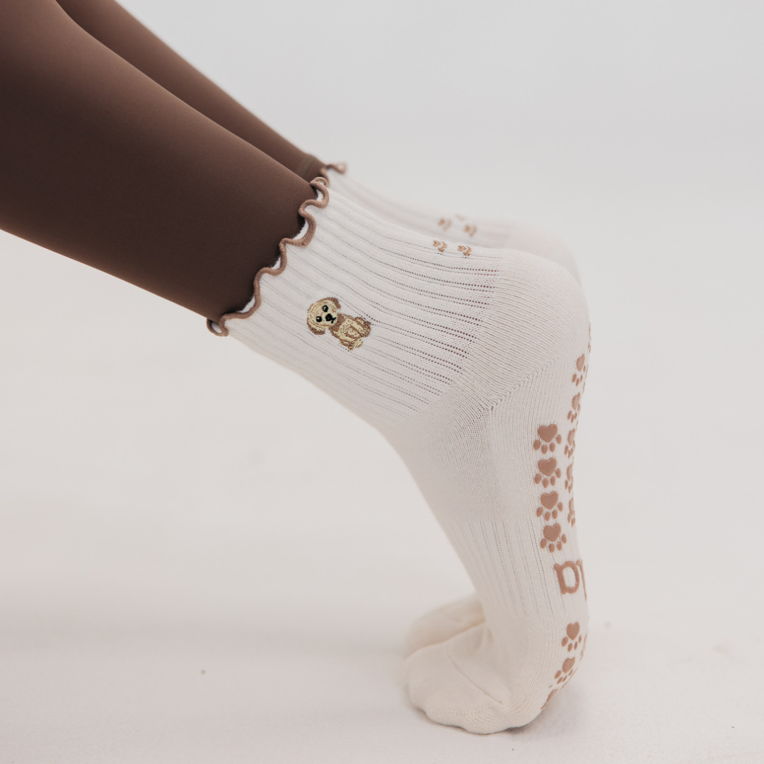 Almla Active - Golden Retriever Ruffle Pilates Socks Brown Paw Shaped Grips