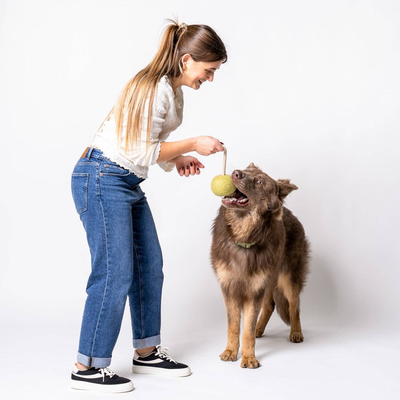 Awoo - Pimento Olive Felt &amp; Rope Tug Toy